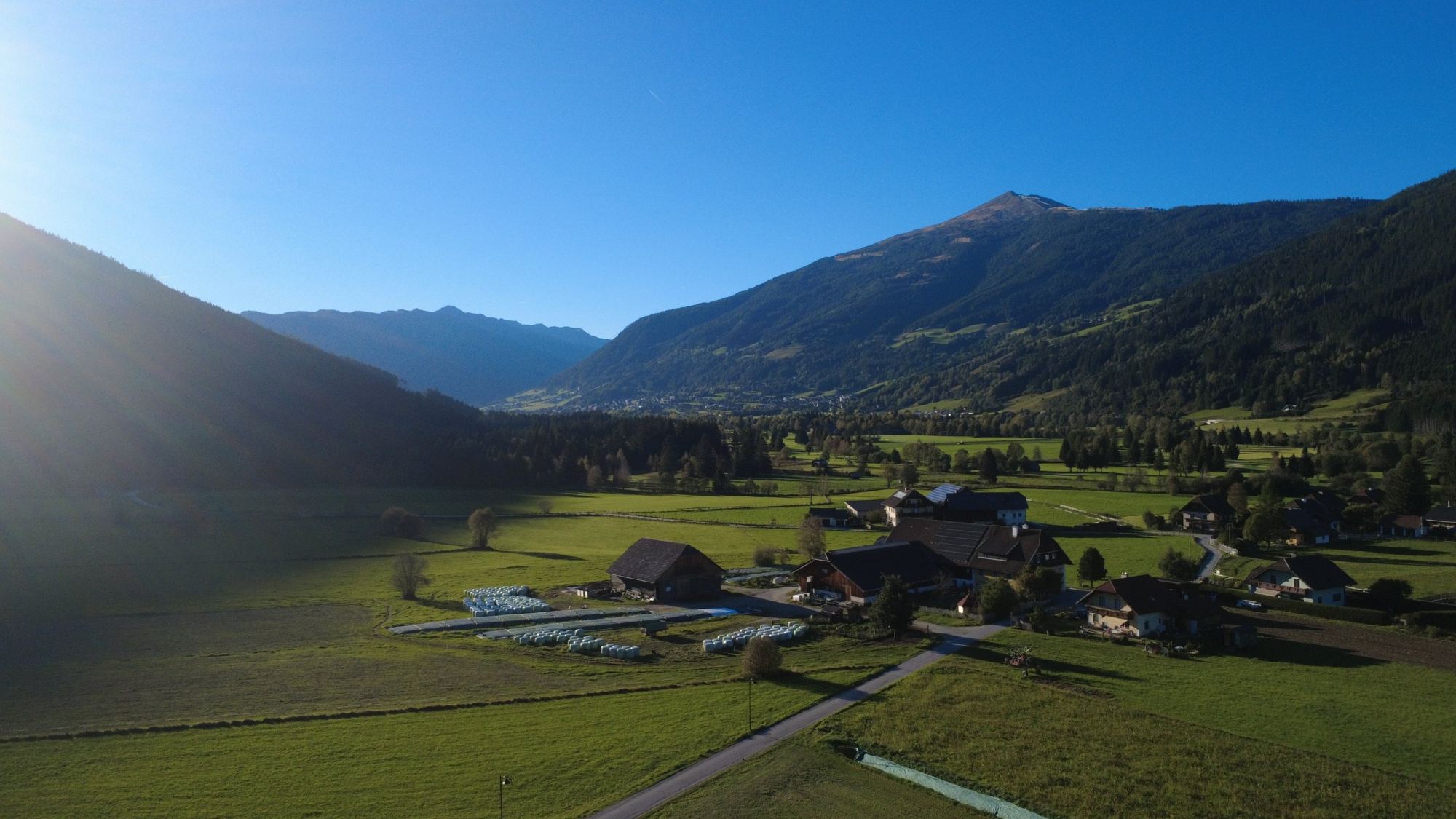Luftaufnahme des Trogerguts in Oberbayrdorf mit Blick ins Lungauer Murtal