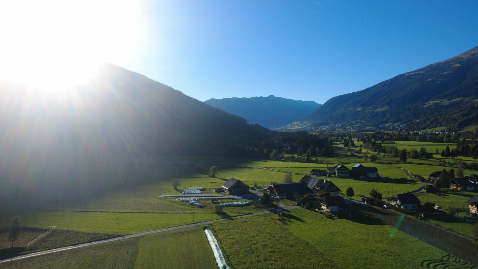 Der Hof mit Stall, Tenne und Siloballen im Morgenlicht